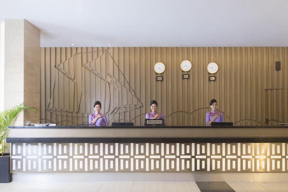 Dalton Hotel Makassar Exterior photo