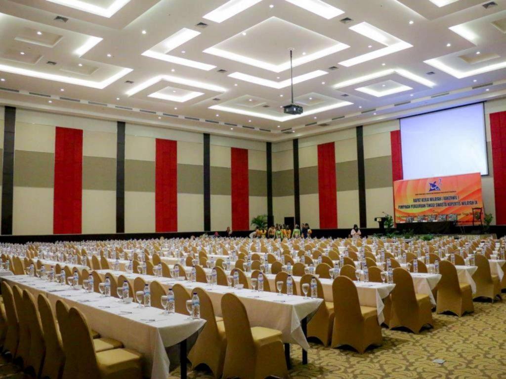 Dalton Hotel Makassar Exterior photo