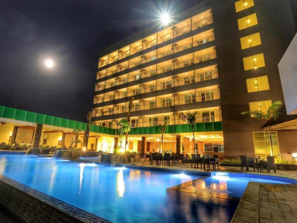 Dalton Hotel Makassar Exterior photo