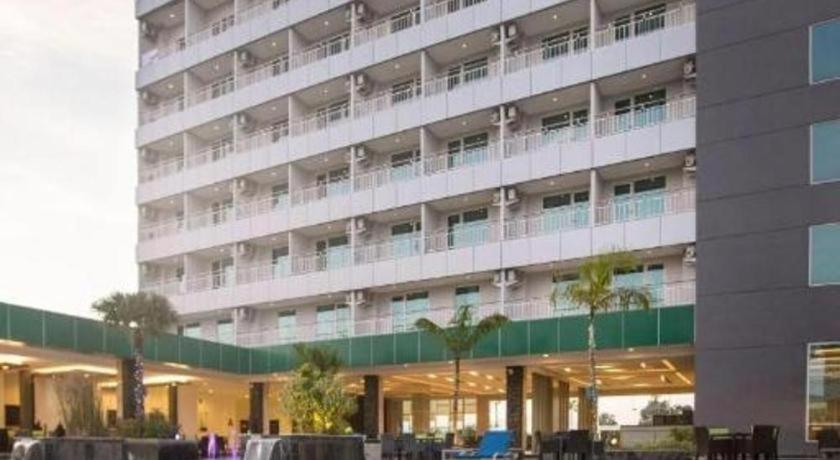 Dalton Hotel Makassar Exterior photo