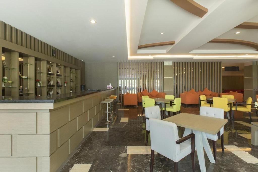 Dalton Hotel Makassar Exterior photo