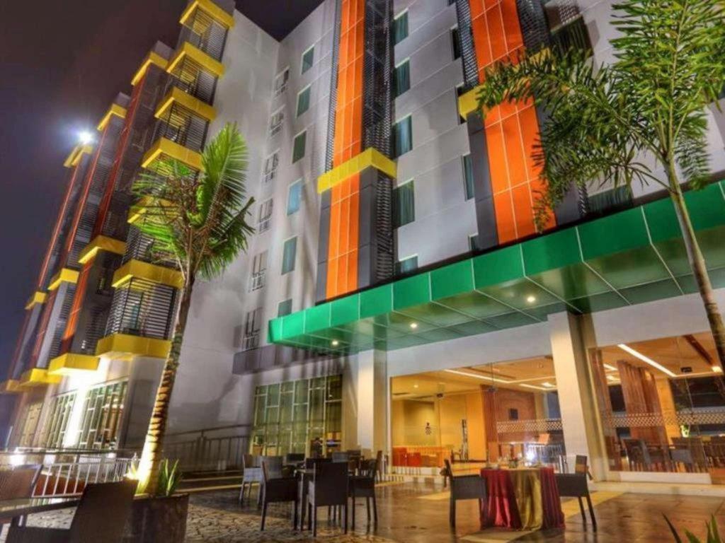 Dalton Hotel Makassar Exterior photo