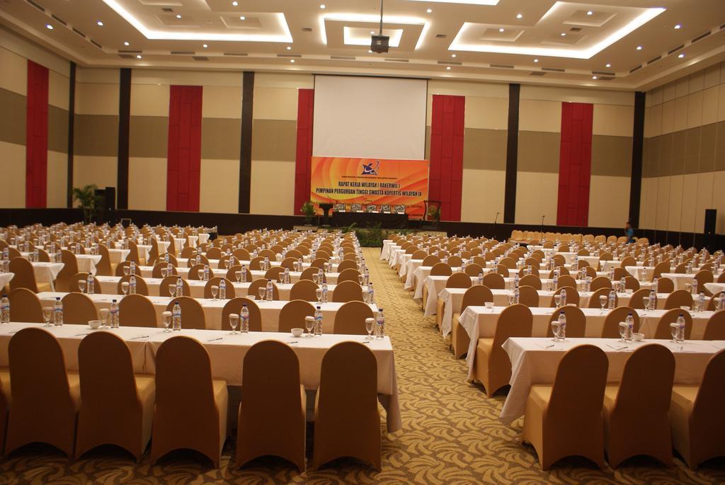 Dalton Hotel Makassar Exterior photo
