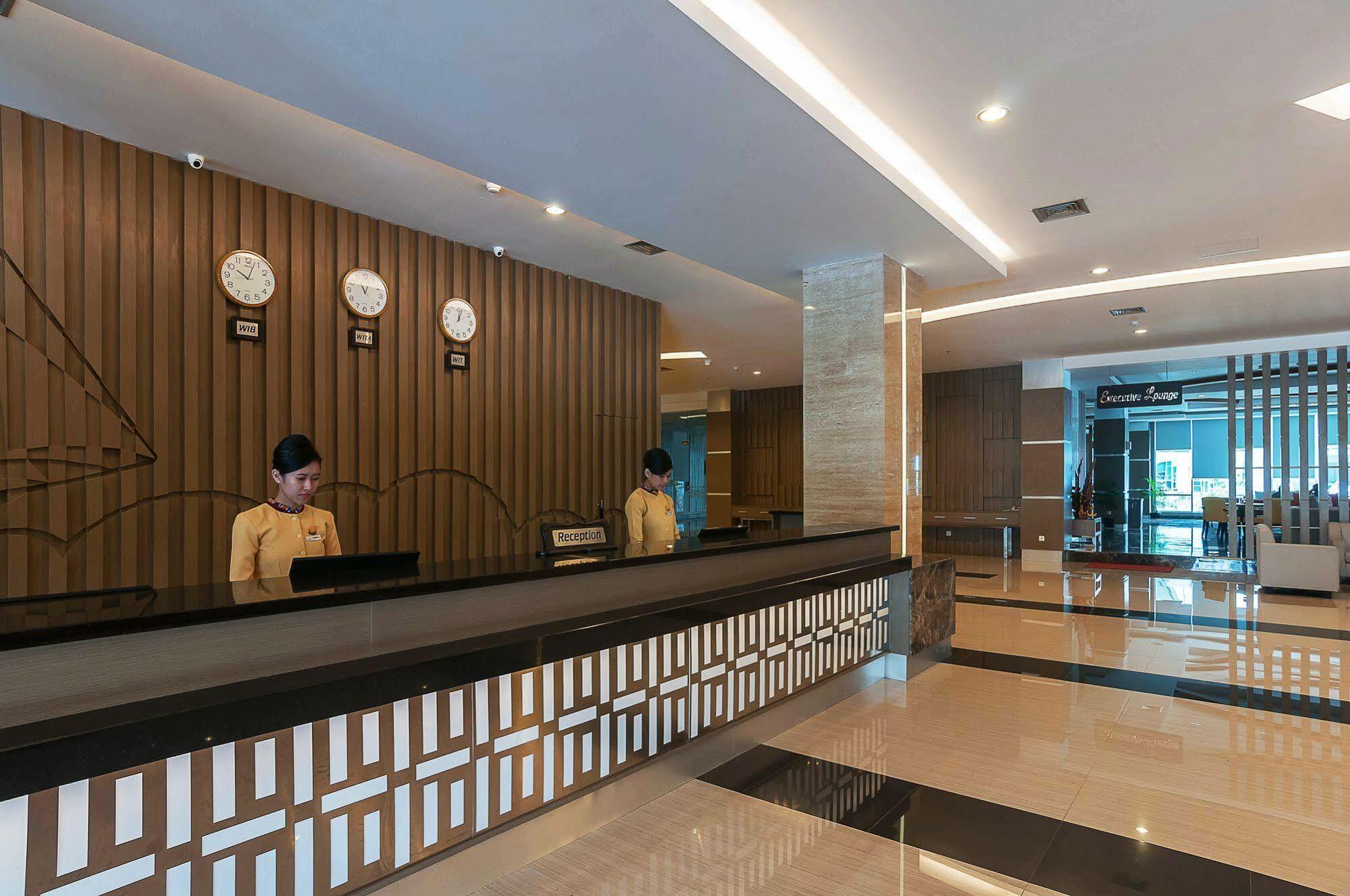 Dalton Hotel Makassar Exterior photo