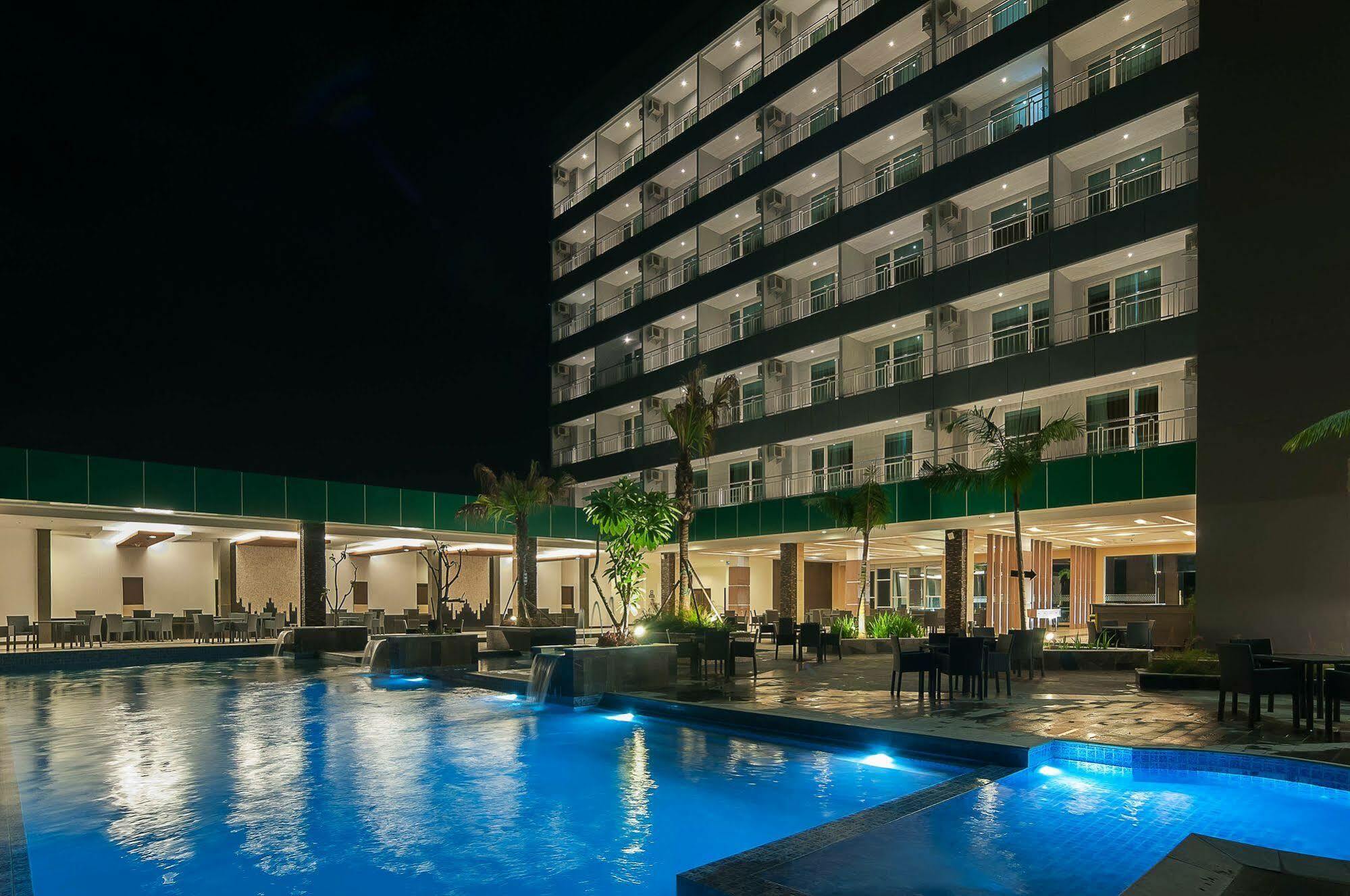 Dalton Hotel Makassar Exterior photo
